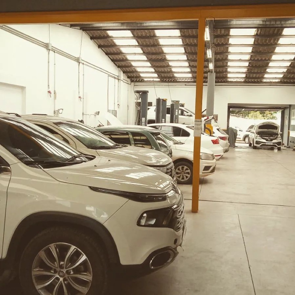 Pátio da oficina AuttoMotive com carros em atendimento